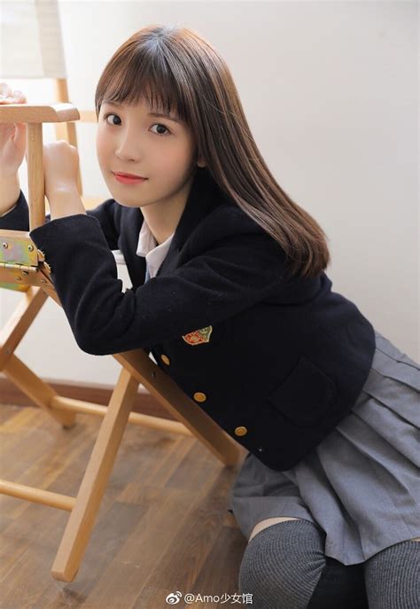 礼炮鸣响，国旗护卫队擎国旗出场！